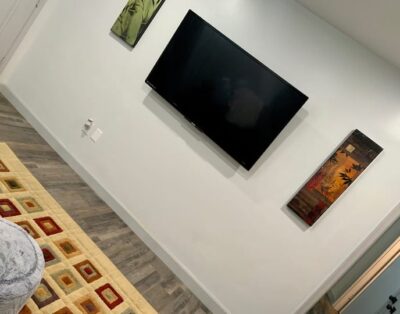Serene & Modern | 5★ Location, ♛Queen Bed, Parking