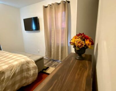 Serene & Modern | 5★ Location, ♛Queen Bed, Parking