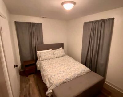 Serene & Modern | 5★ Location, ♛Queen Bed, Parking