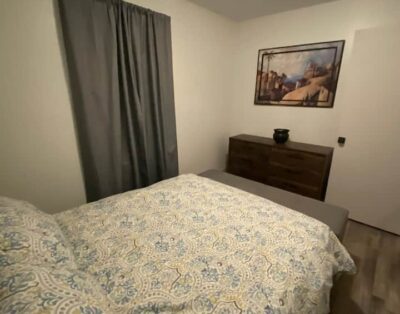 Serene & Modern | 5★ Location, ♛Queen Bed, Parking