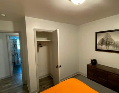 Serene & Modern | 5★ Location, ♛Queen Bed, Parking