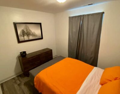 Serene & Modern | 5★ Location, ♛Queen Bed, Parking