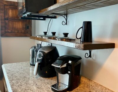 Serene & Modern | 5★ Location, ♛Queen Bed, Parking