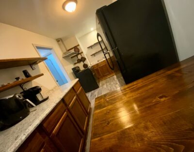 Serene & Modern | 5★ Location, ♛Queen Bed, Parking