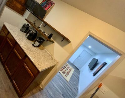 Serene & Modern | 5★ Location, ♛Queen Bed, Parking