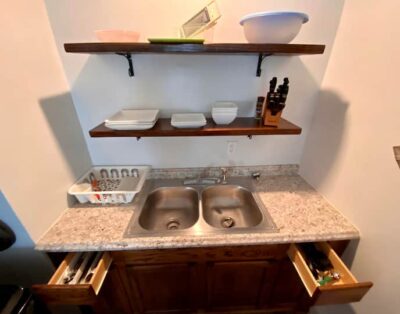 Serene & Modern | 5★ Location, ♛Queen Bed, Parking