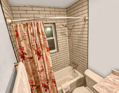 Serene & Modern | 5★ Location, ♛Queen Bed, Parking