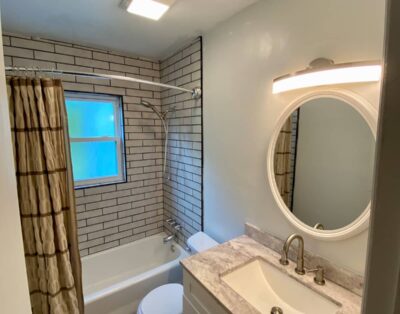 Serene & Modern | 5★ Location, ♛Queen Bed, Parking