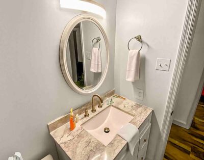 Serene & Modern | 5★ Location, ♛Queen Bed, Parking