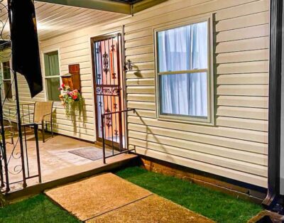 Serene & Modern | 5★ Location, ♛Queen Bed, Parking