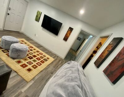 Serene & Modern | 5★ Location, ♛Queen Bed, Parking