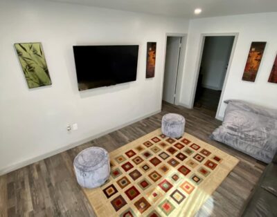 Serene & Modern | 5★ Location, ♛Queen Bed, Parking